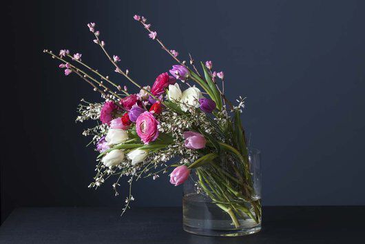 bukett med ranunkler, tulipaner og greiner bukett med ranunkler, tulipaner og greiner