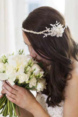 hvit brudebukett med peoner som hovedblomst hvit brudebukett med peoner som hovedblomst