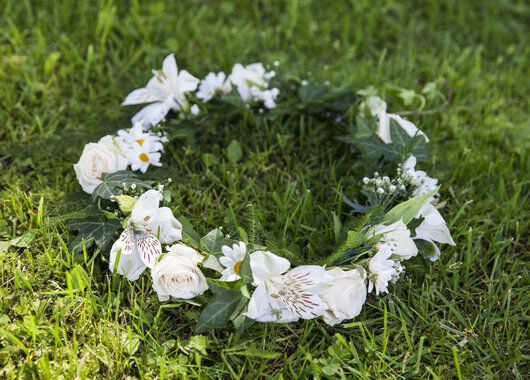 vakker blomsterkrans med eføy og alstroemeria vakker blomsterkrans med eføy og alstroemeria