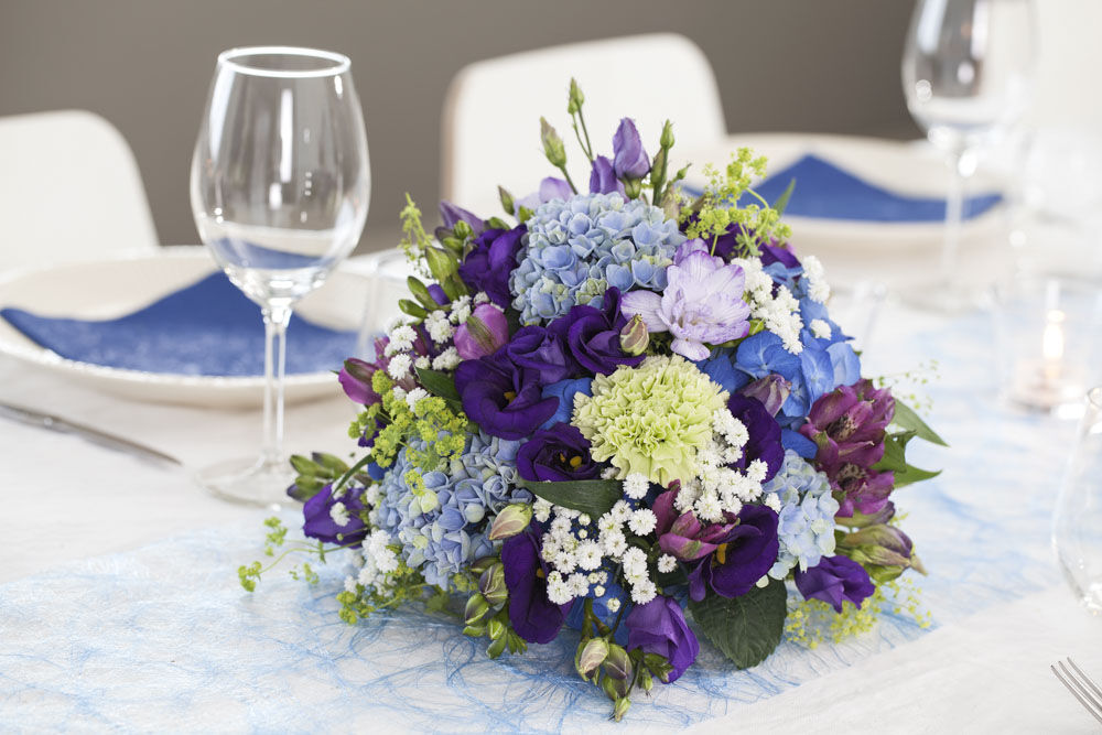 vakker blomsterkule i blålilla fargetoner