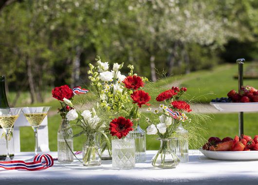 17. mai-bord med små Dalebekken vaser 