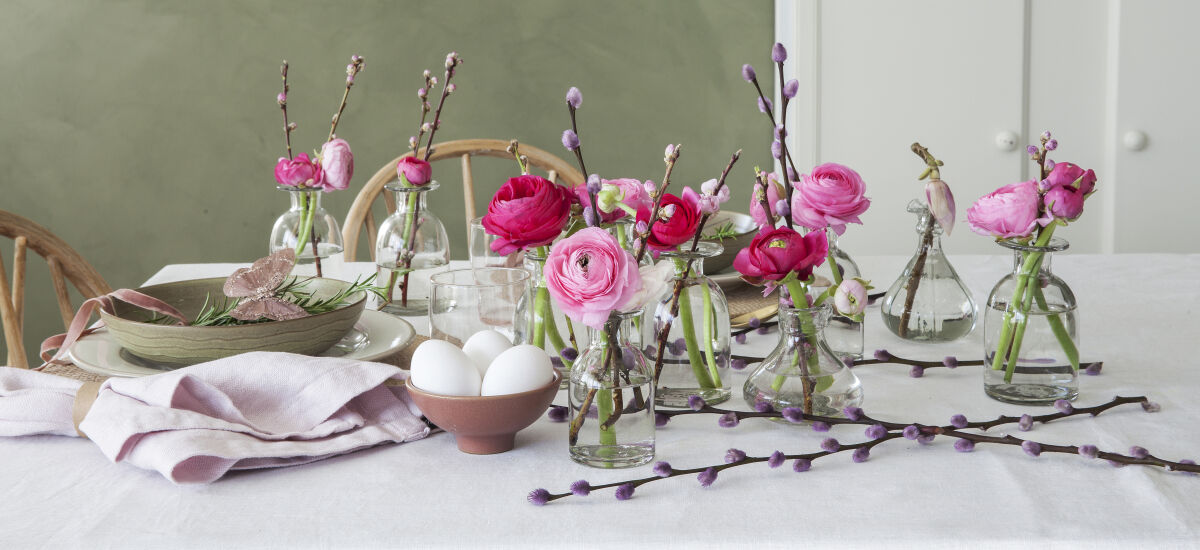 pynt et vakkert bord med vårblomster
