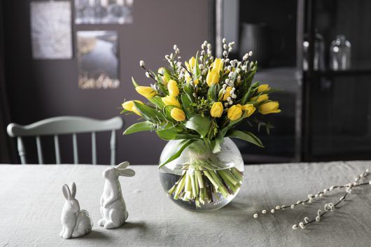 gul tulipanbukett og påskepynt gir den rette påskestemningen gul tulipanbukett og påskepynt gir den rette påskestemningen