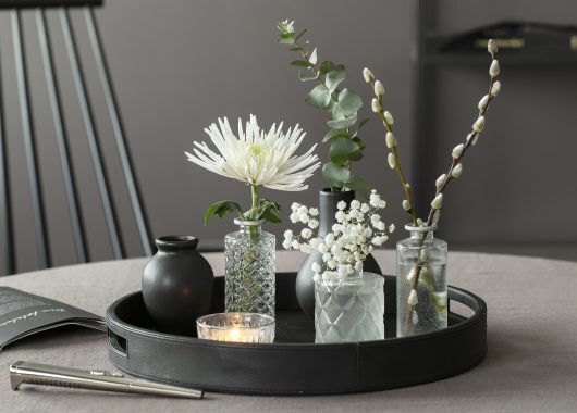 Florum og Dalebekkenvaser på fat Florum og Dalebekkenvaser på fat