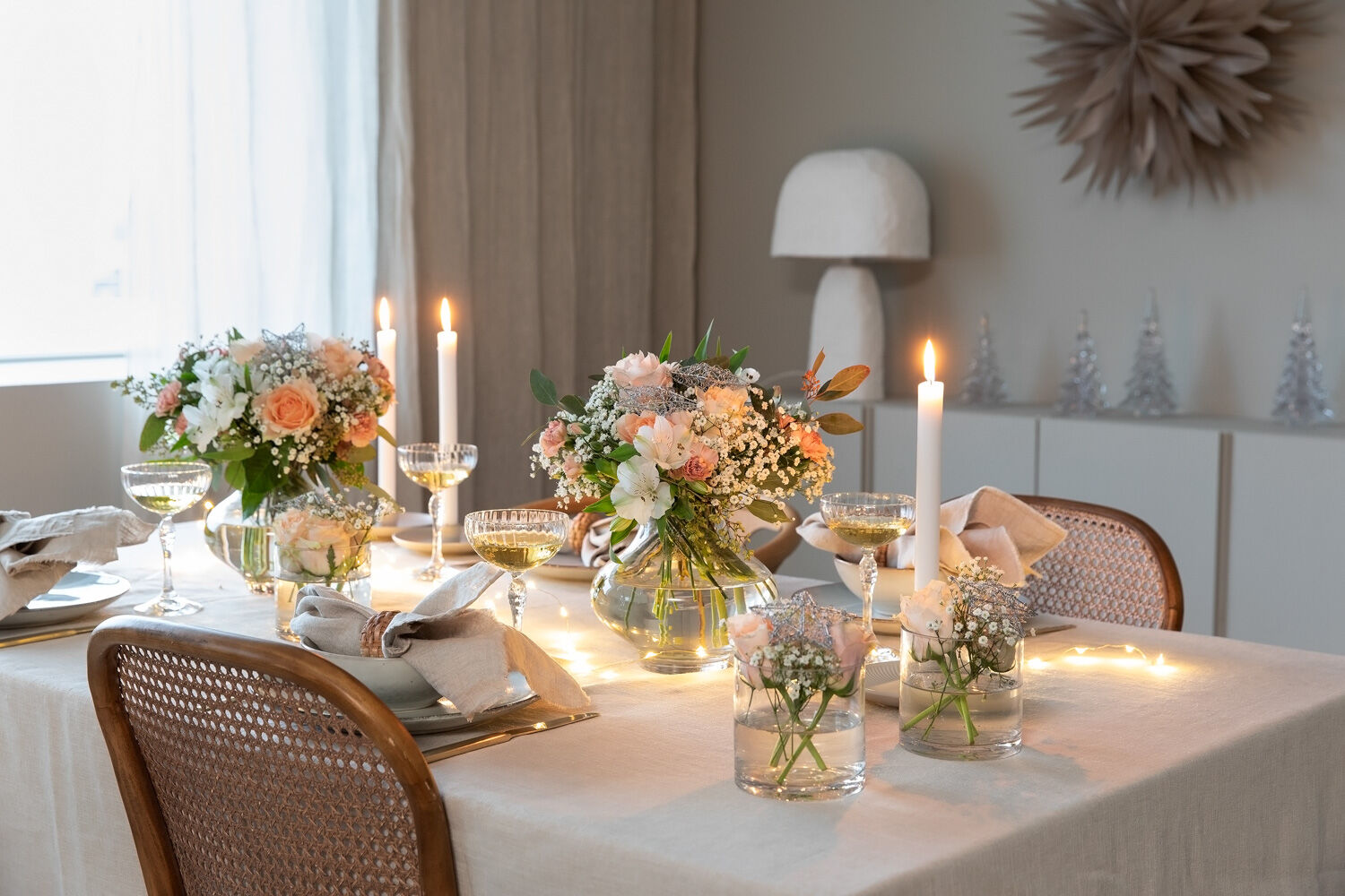 Vakkert pyntet nytt&aring;rsbord