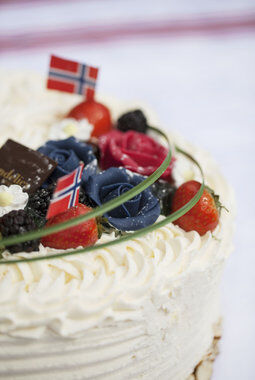 kake med bær hører med til 17. mai-festen kake med bær hører med til 17. mai-festen