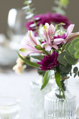 festbord med blomst i dalebekken småvaser festbord med blomst i dalebekken småvaser