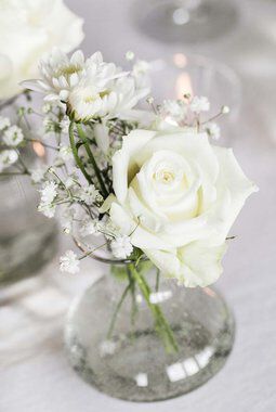 festbord pyntet med små Dalebekken vaser og blomster