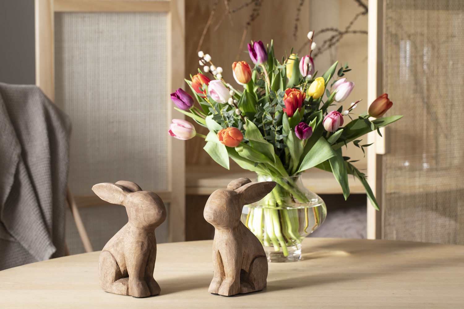 vakre blomster sammen med koselige påskeharer gir god påskestemning vakre blomster sammen med koselige påskeharer gir god påskestemning