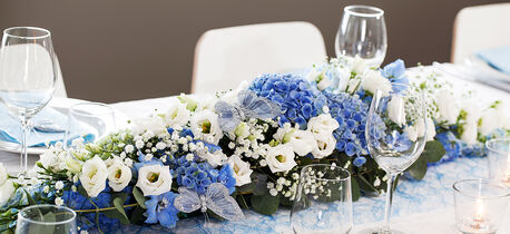 festbordet med borddekorasjon i blå i hvit