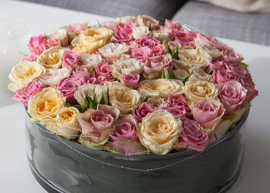 binderi_blomsterdekorasjon i roser_rosa og fersken_festbord binderi_blomsterdekorasjon i roser_rosa og fersken_festbord