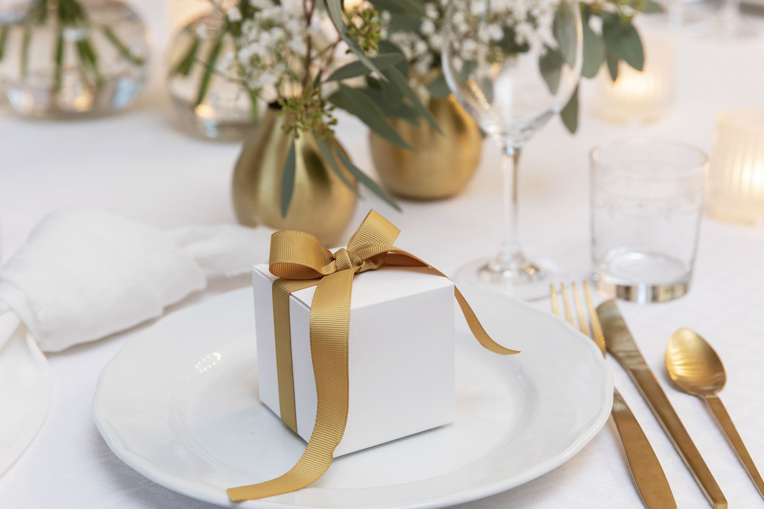 Pynte bordet med blomster Pynte bordet med blomster