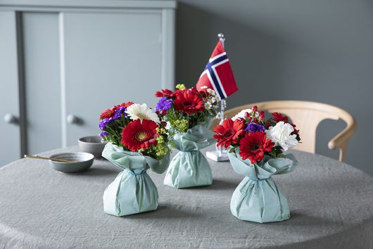 pynt bordet med søte små bordbuketter i rødt, hvitt og blått pynt bordet med søte små bordbuketter i rødt, hvitt og blått