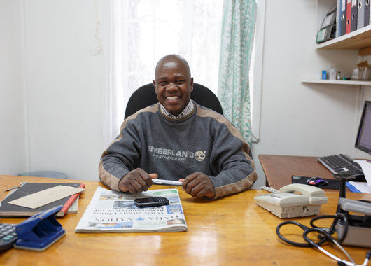 Dr. Edison Kirvi, leder av Staff Medical Clinic ved Waridi Flowers Dr. Edison Kirvi, leder av Staff Medical Clinic ved Waridi Flowers