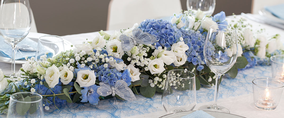 festbordet med borddekorasjon i blå i hvit