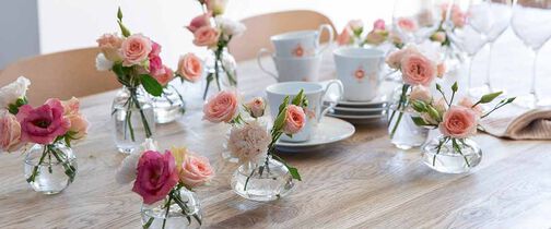 festbord pyntet med småvaser og blomster
