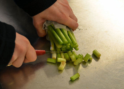 Snitt tulipaner med en skarp kniv Snitt tulipaner med en skarp kniv