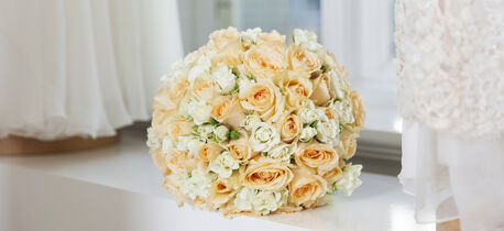 brudebukett med roser i hvit og fersken til bryllupet