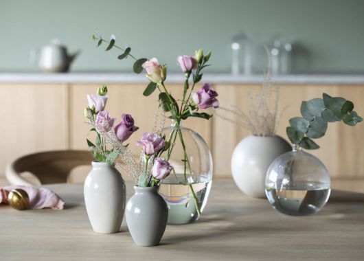 små vaser i keramikk med roser og eucalyptus små vaser i keramikk med roser og eucalyptus