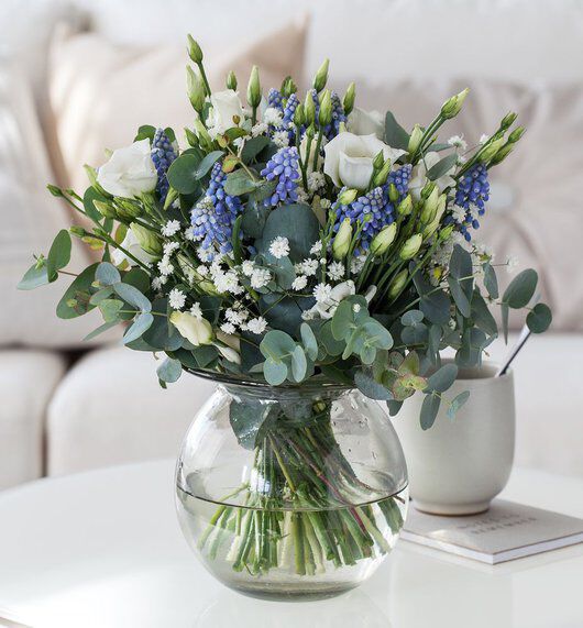 vakker bukett med perleblomster_lisianthus og eukalyptus vakker bukett med perleblomster_lisianthus og eukalyptus