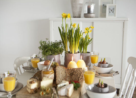pynt et vakkert påskbord med løkblomster og krydderurter pynt et vakkert påskbord med løkblomster og krydderurter