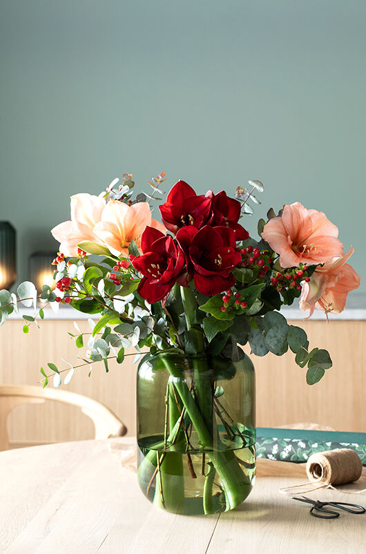 Vakre amaryllis med sesongens grønt. Vakre amaryllis med sesongens grønt.