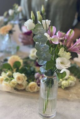 festbord med blomster i dalebekken vaser festbord med blomster i dalebekken vaser