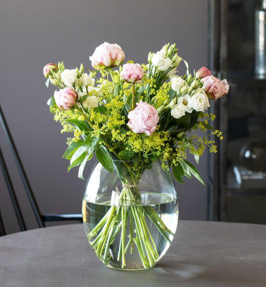 peoner med lisianthus og frisk grønn alchemilla peoner med lisianthus og frisk grønn alchemilla