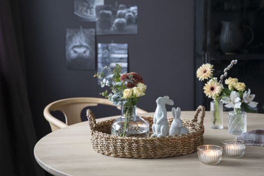 vakre blomster sammen med koselige påskeharer gir god påskestemning vakre blomster sammen med koselige påskeharer gir god påskestemning