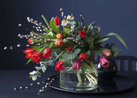 3for2_tulipaner i bukett med gåsunger og eucalyptus 3for2_tulipaner i bukett med gåsunger og eucalyptus