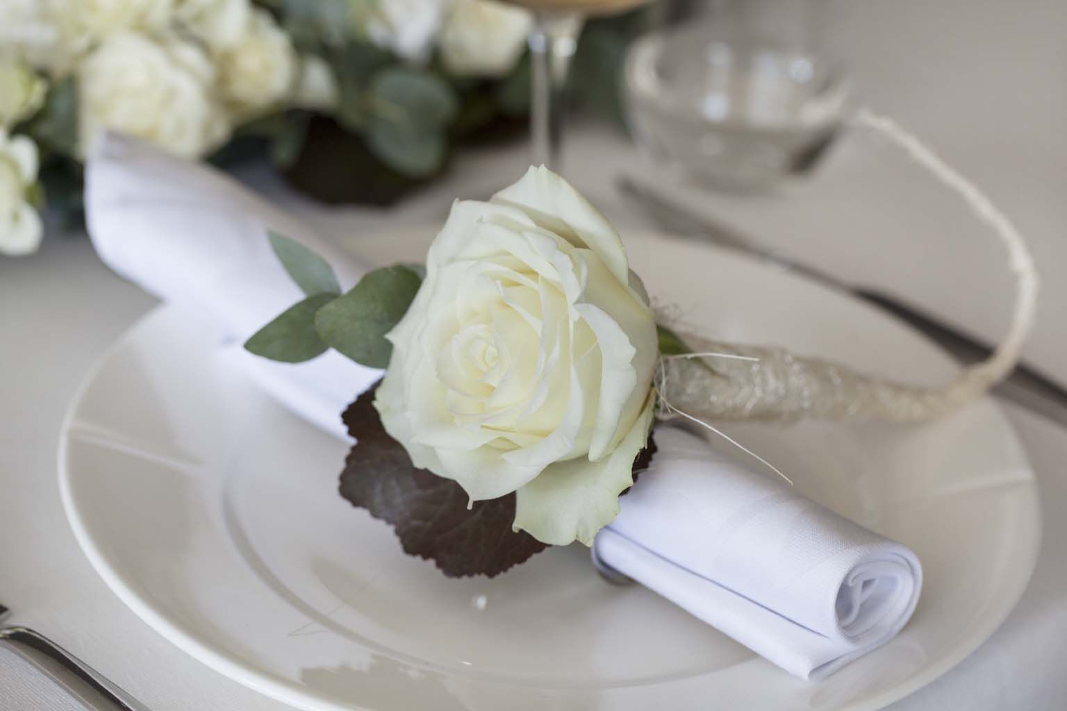 kuvertpynt med rose og eucalyptus kuvertpynt med rose og eucalyptus