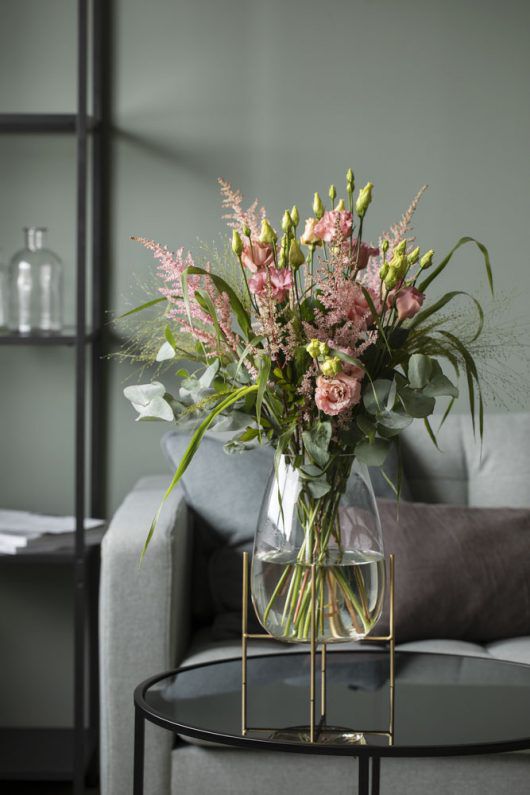 3for2_bukett i trendy balance glassvase i miljø 3for2_bukett i trendy balance glassvase i miljø