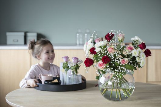 Server frokost til mamma med blomster Server frokost til mamma med blomster