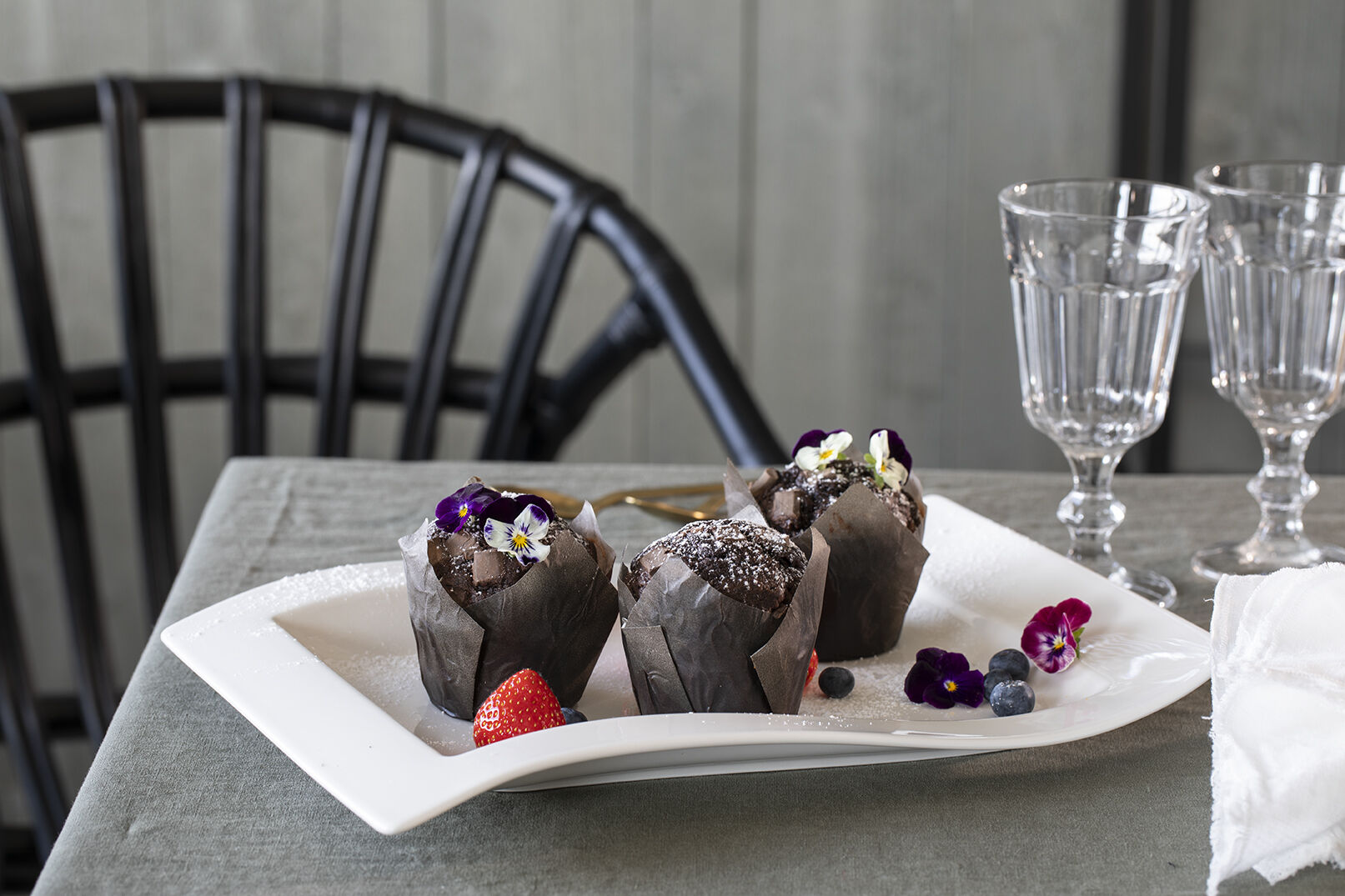 Muffins pyntet med spiselig viola. Muffins pyntet med spiselig viola.