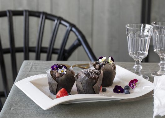 muffins pyntet med spiselig viola muffins pyntet med spiselig viola