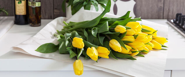 pynt med vakre avskårne blomster til påske