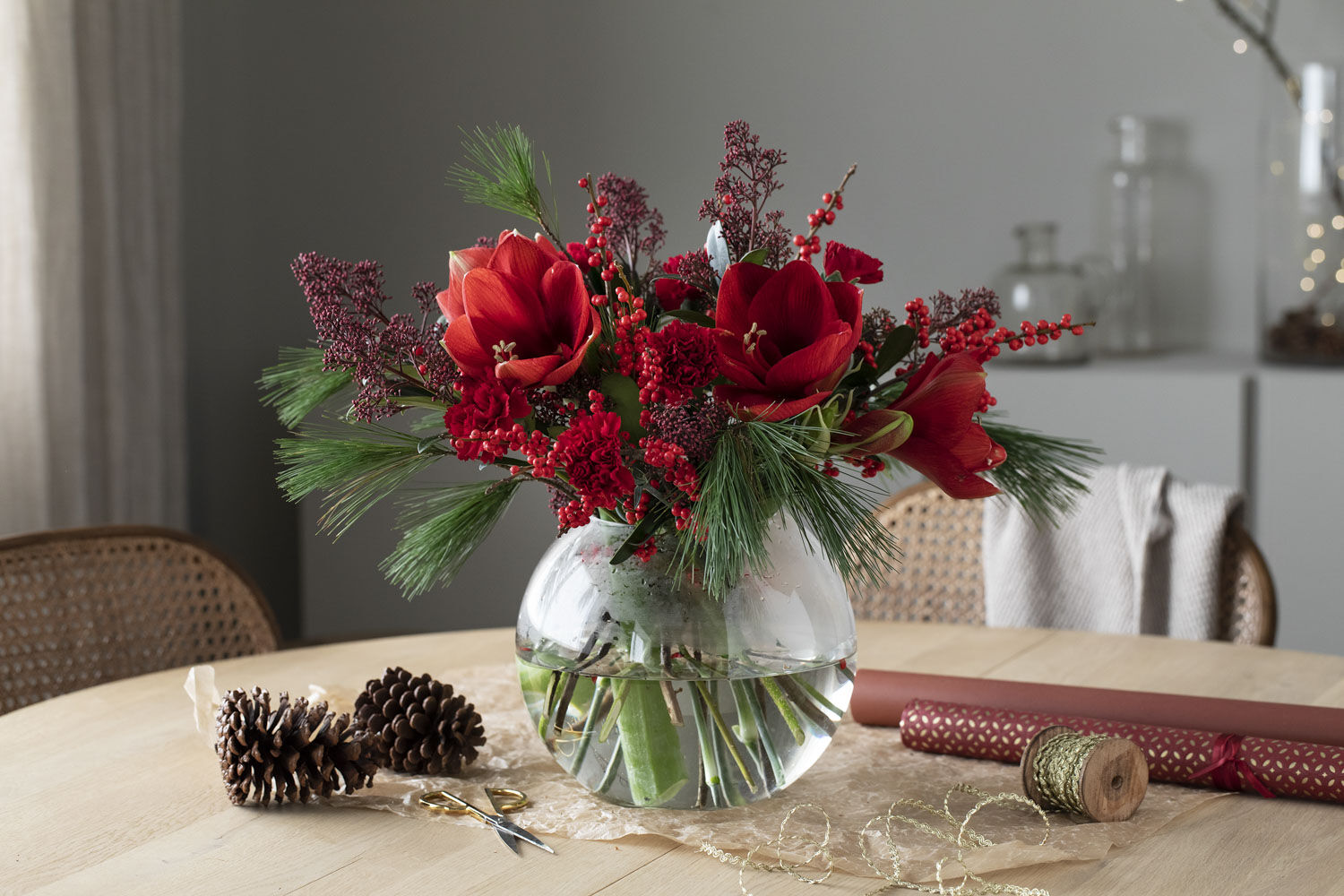 bukett med amaryllis og furu - juleblomster bukett med amaryllis og furu - juleblomster
