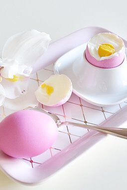 farg frokosteggene ved å tilsette konditorfarge i vannet når du koker eggene