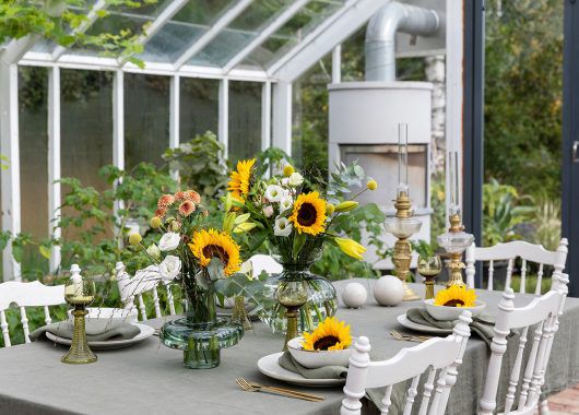vakkert sommerbord med solsikker vakkert sommerbord med solsikker