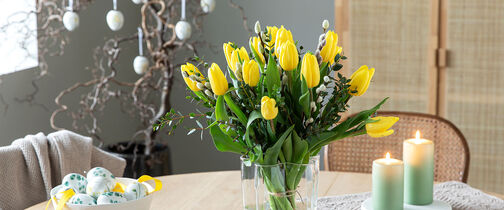 pynt med vakre avskårne blomster til påske