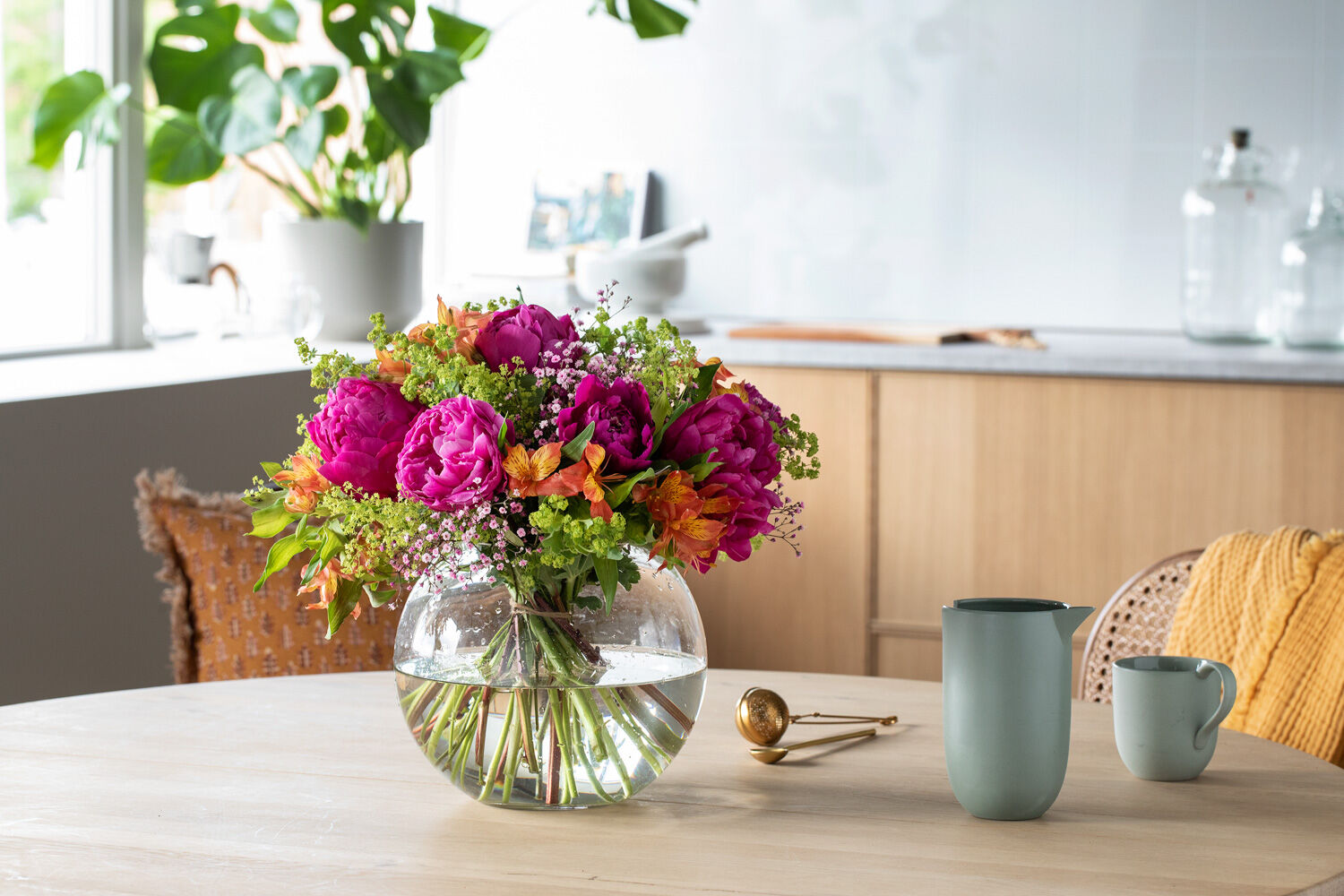 peoner med lisianthus og frisk grønn alchemilla