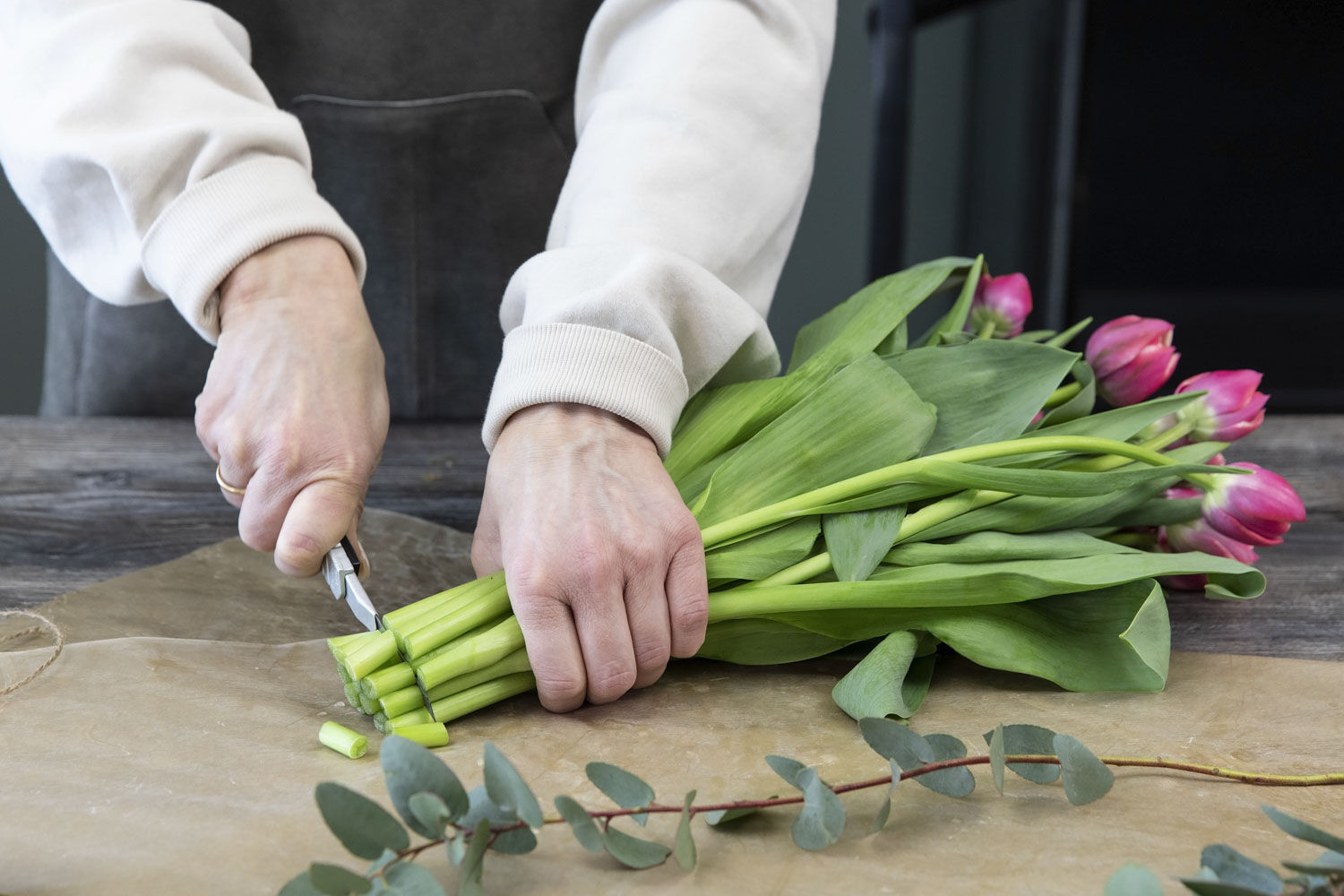 Snitt tulipaner med en skarp kniv Snitt tulipaner med en skarp kniv