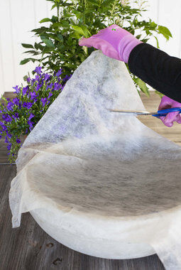 Legg en fiberduk eller tøystykke på lecakulene Legg en fiberduk eller tøystykke på lecakulene