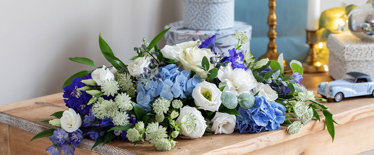 Bl&aring; blomster til konfirmasjon og barned&aring;p