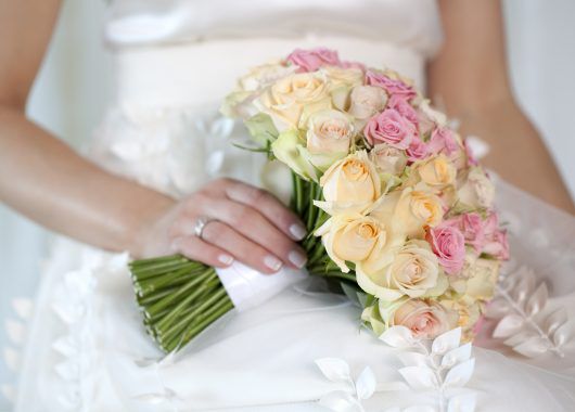 klassisk brudebukett med roser i fersken og rosa klassisk brudebukett med roser i fersken og rosa