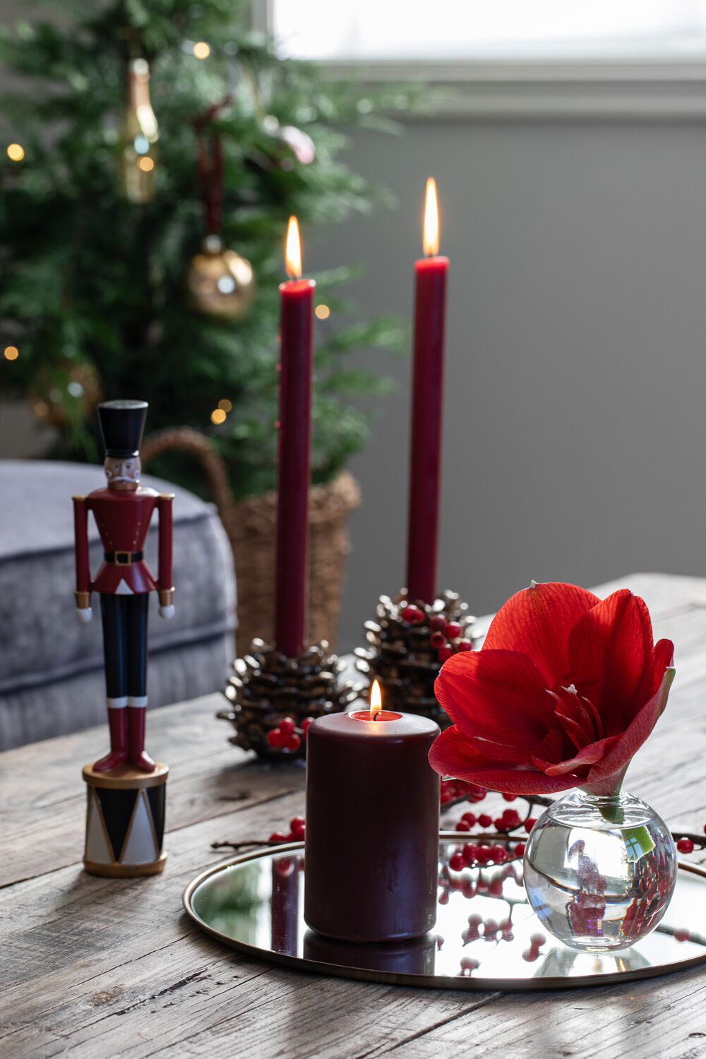 Skap en klassisk jul med røde juleblomster - Mester Grønn