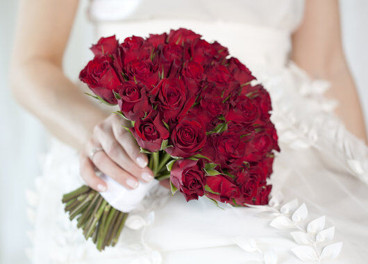 brudebukett med røde roser