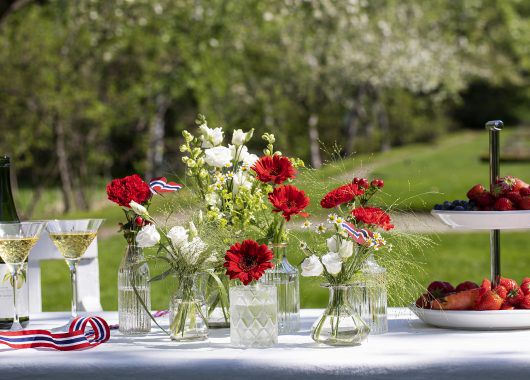 17. mai-bord med små Dalebekken vaser 17. mai-bord med små Dalebekken vaser