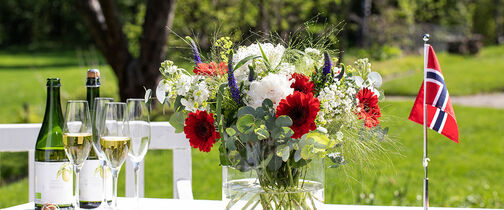 Pynt med blomster til 17. mai festen