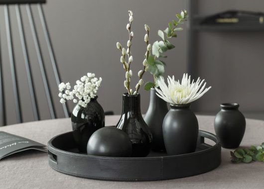 Sorte florum vaser på loungefat Sorte florum vaser på loungefat